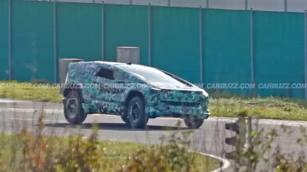 沙特Ceer首款SUV路测曝光：全球最大挡风玻璃+楔形设计引关注