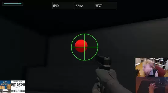 我奶奶来真能架住!网友晒95岁奶奶FPS练枪日常