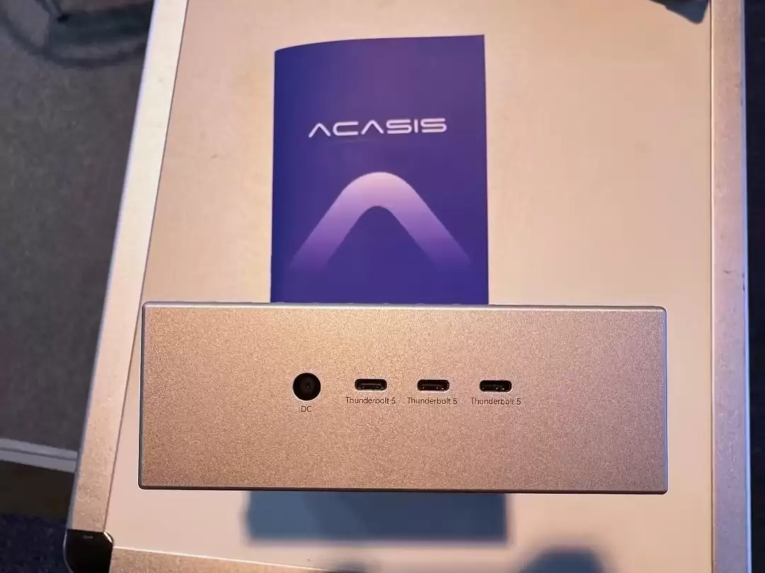 多路连接:阿卡西斯展示全球首款 4 盘位全满速雷电 5 硬盘盒