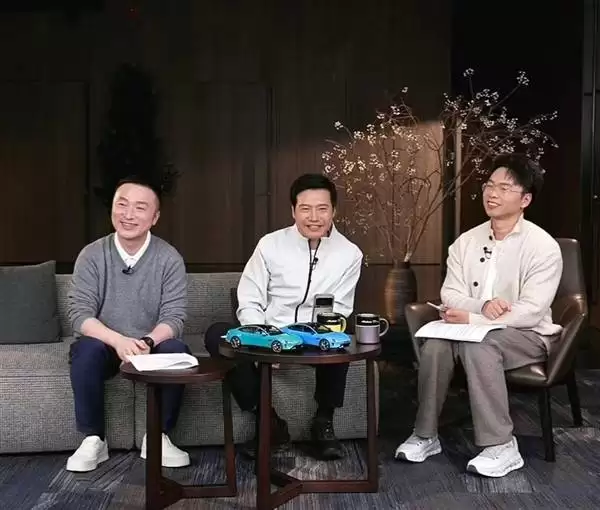 雷军回应杯子开会传闻:十六次会议背后的极致追求与营销标签之争