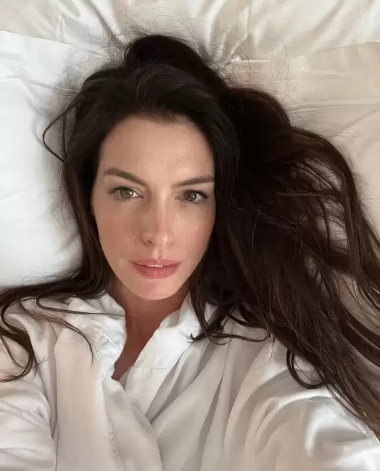 安妮·海瑟薇自拍引AI换装热潮，伦理争议发酵