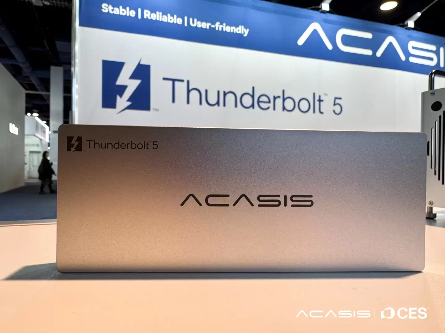 多路连接:阿卡西斯展示全球首款 4 盘位全满速雷电 5 硬盘盒