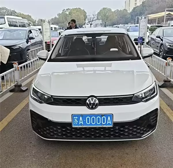 南京女子选中苏A0000A稀缺车牌引热议