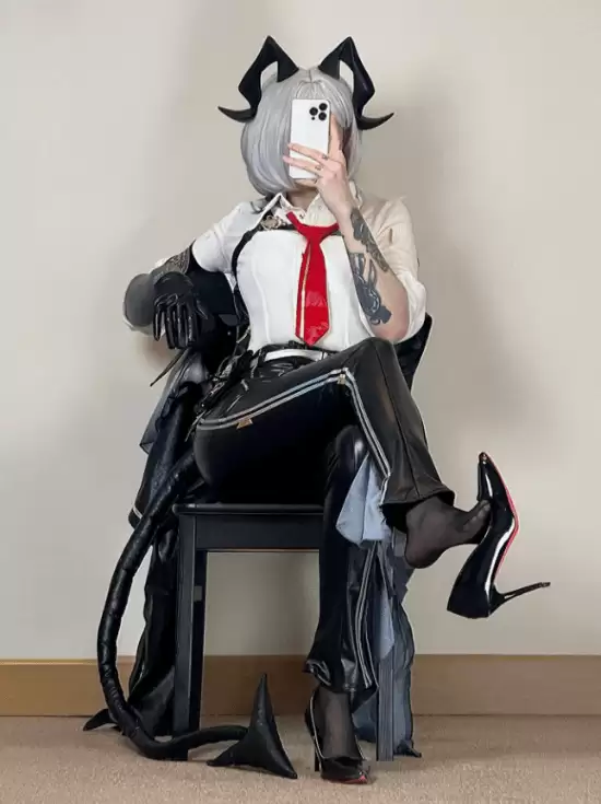 COSER@lunara_fawn惊艳演绎鸣潮赞妮写真