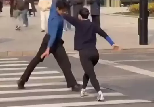 官方通报一男一女滞留斑马线跳舞：4人为拍摄视频被行政处罚