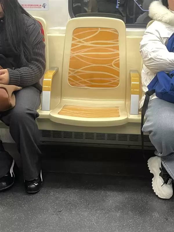 成都地铁1人1座 网友：建议全国推广
