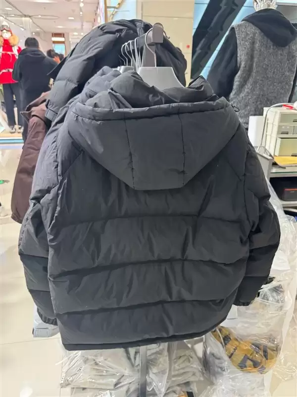 中产涌入超市抢300元羽绒服 网友：符合真香定律