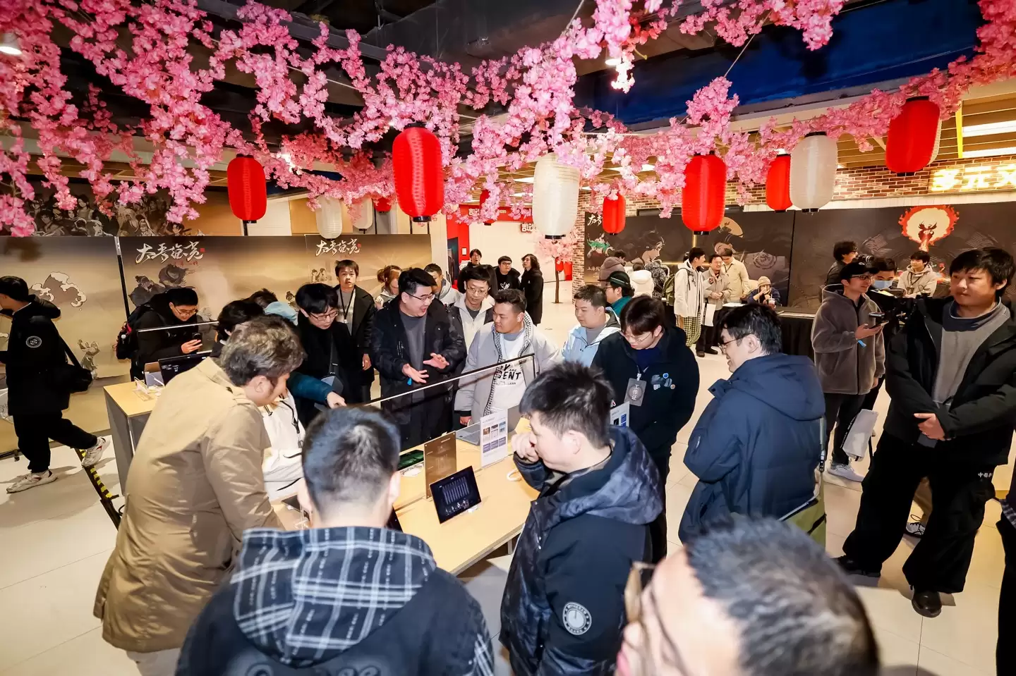 无缝流转、AI 攻略等特性亮相，首款鸿蒙独家游戏《太吾绘卷》实机试玩引热潮