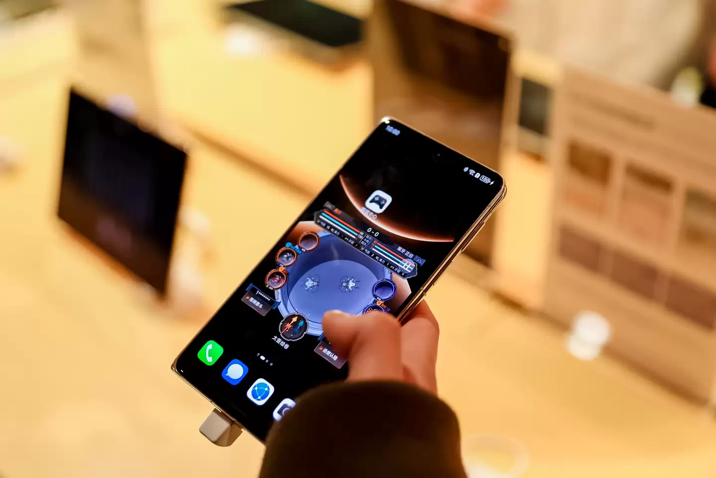 无缝流转、AI 攻略等特性亮相，首款鸿蒙独家游戏《太吾绘卷》实机试玩引热潮