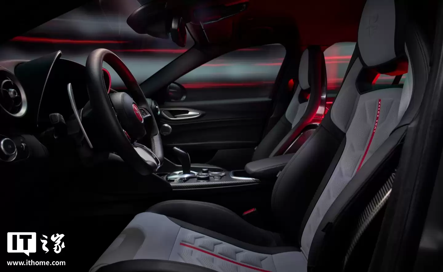 采用全新碳纤维套件，阿尔法·罗密欧 Giulia 四叶草 Luna Rossa 版发布