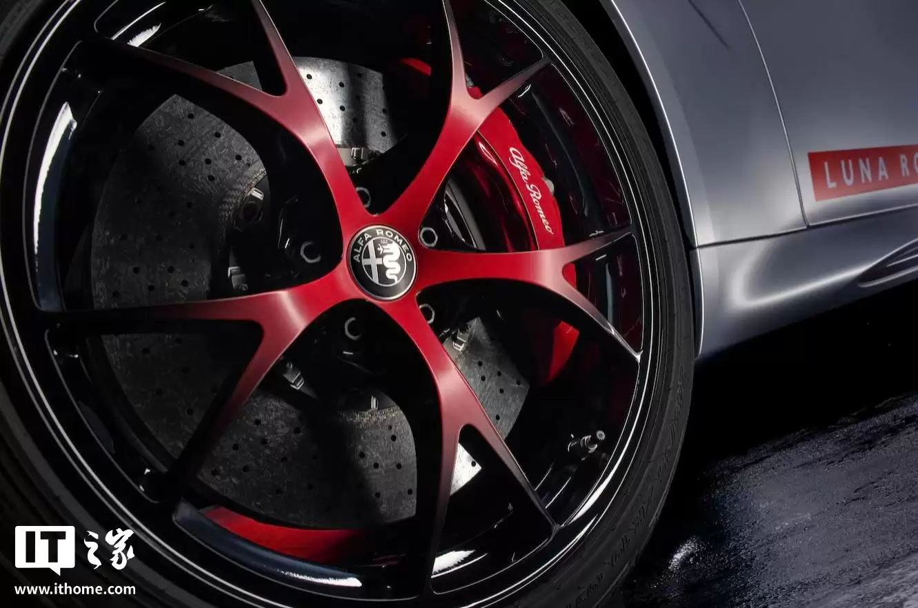 采用全新碳纤维套件，阿尔法·罗密欧 Giulia 四叶草 Luna Rossa 版发布