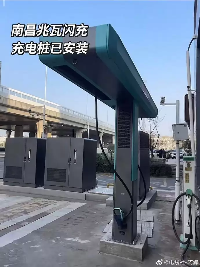 比亚迪第二代兆瓦闪充站曝光：峰值功率达1360kW 5分钟补能超400km