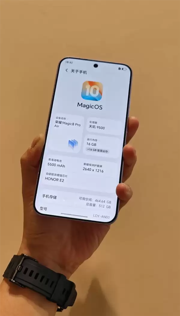 荣耀Magic8 Pro Air真机上手:经典感叹号Deco 比iPhone Air还轻