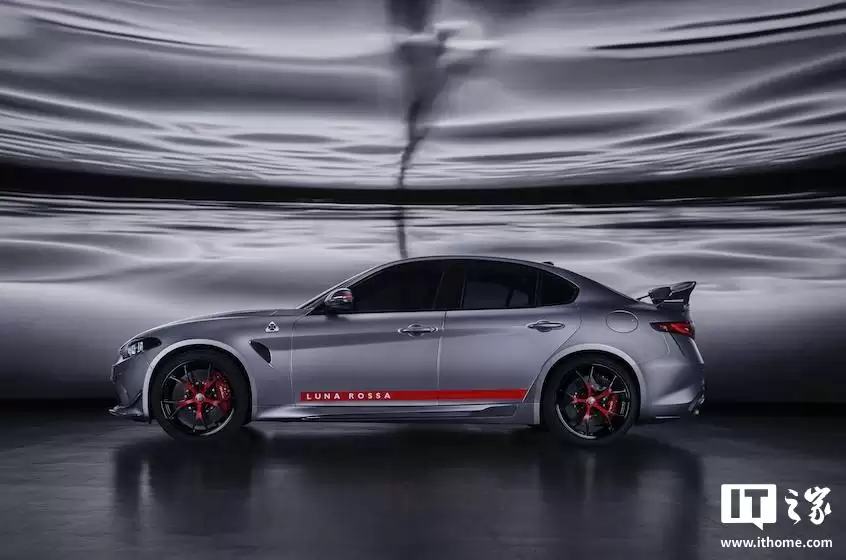 采用全新碳纤维套件，阿尔法·罗密欧 Giulia 四叶草 Luna Rossa 版发布