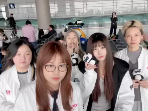 一群穿着礼服的女子AI 生成的内容可能不正确。