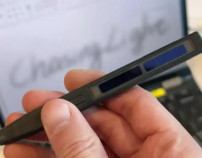 全球首款有机光伏触控笔亮相CES 2026:室内灯光就能供电,国产追光科技 x Wacom打造