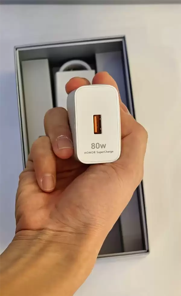 荣耀Magic8 Pro Air真机上手:经典感叹号Deco 比iPhone Air还轻