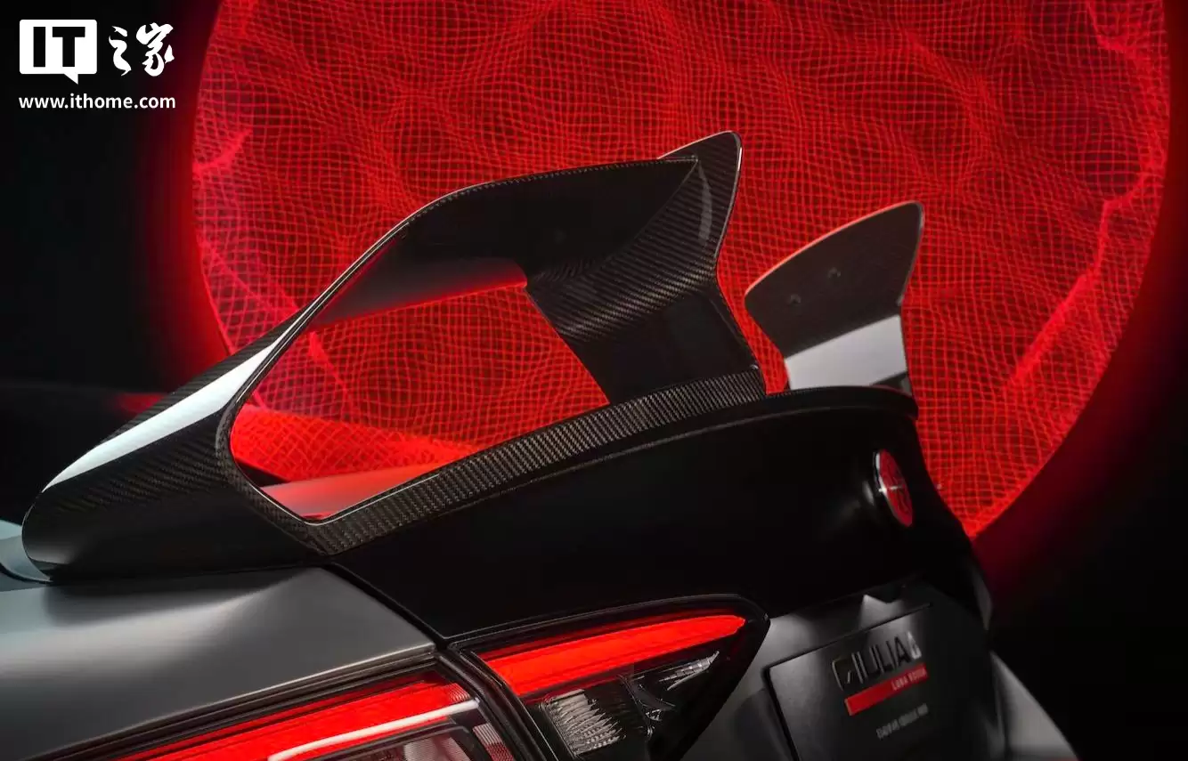 采用全新碳纤维套件，阿尔法·罗密欧 Giulia 四叶草 Luna Rossa 版发布
