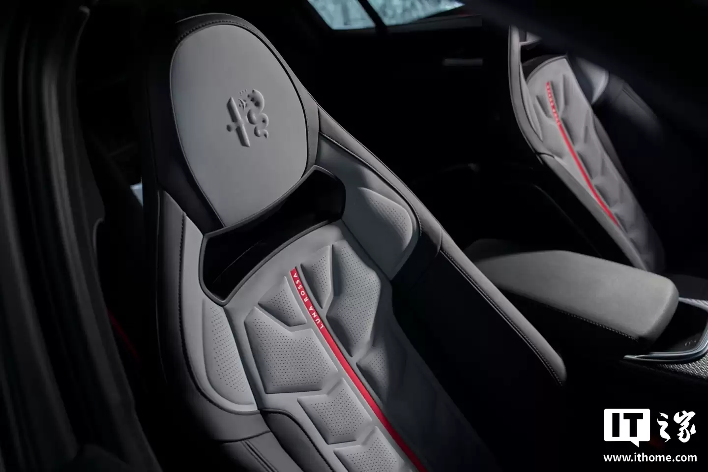 采用全新碳纤维套件，阿尔法·罗密欧 Giulia 四叶草 Luna Rossa 版发布