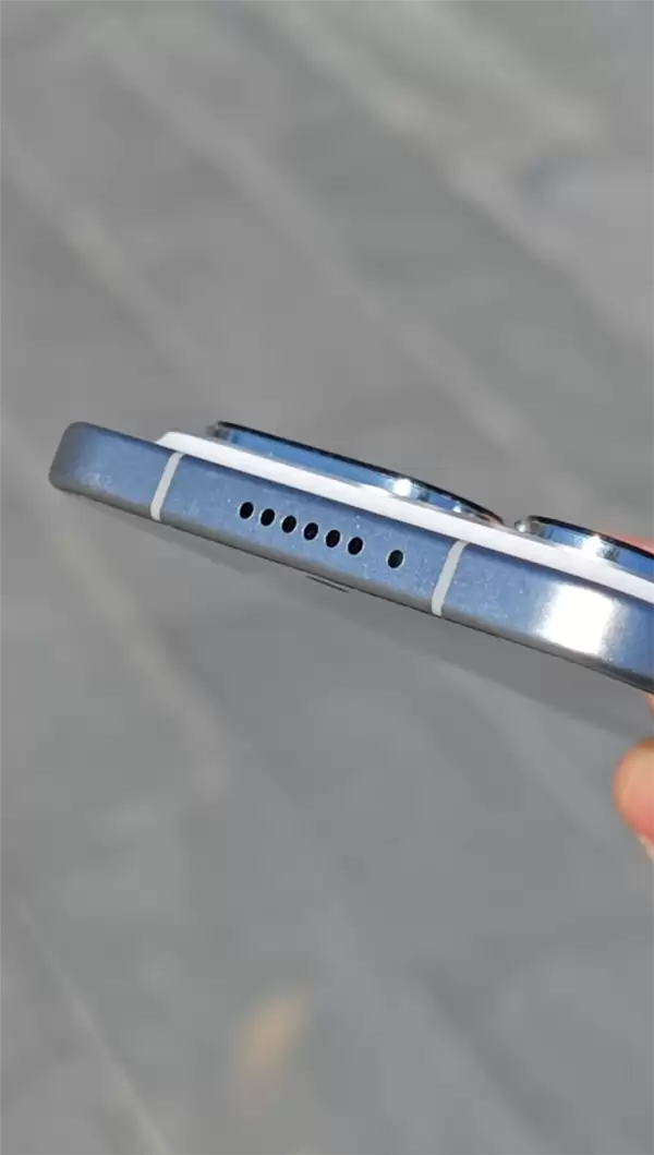 荣耀Magic8 Pro Air真机上手:经典感叹号Deco 比iPhone Air还轻