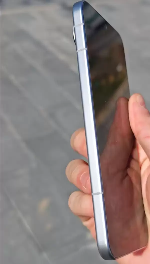 荣耀Magic8 Pro Air真机上手:经典感叹号Deco 比iPhone Air还轻