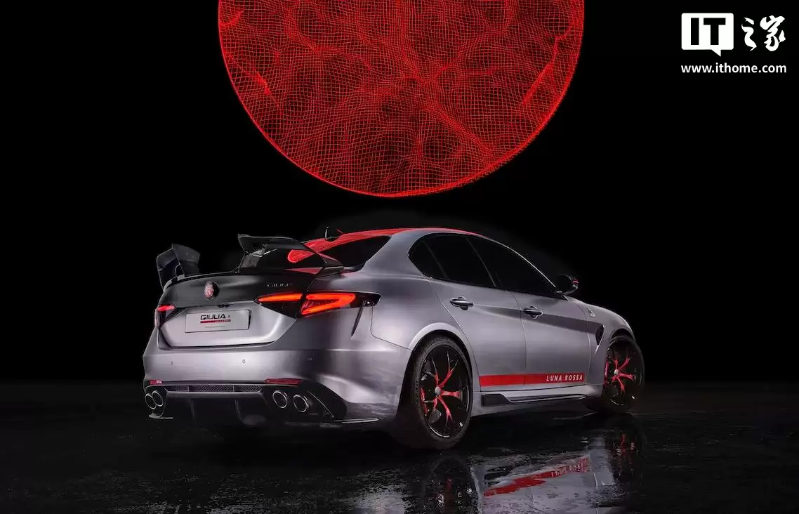 采用全新碳纤维套件，阿尔法·罗密欧 Giulia 四叶草 Luna Rossa 版发布