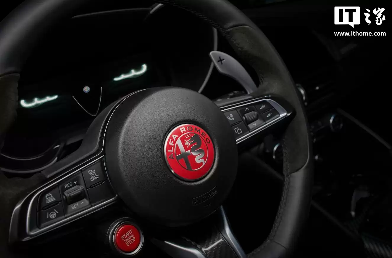 采用全新碳纤维套件，阿尔法·罗密欧 Giulia 四叶草 Luna Rossa 版发布