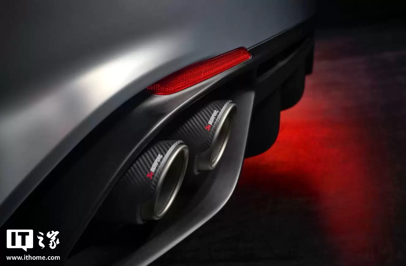 采用全新碳纤维套件，阿尔法·罗密欧 Giulia 四叶草 Luna Rossa 版发布