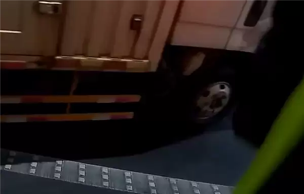 车没油抛锚司机往油箱添水：抖音上说的 加水能多开一小时