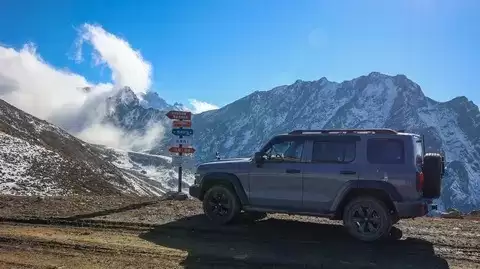 越野驾驶安全指南:油门控制、地形应对与脱困技巧全解析