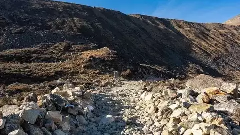 越野驾驶低速通过技巧与地形应对策略