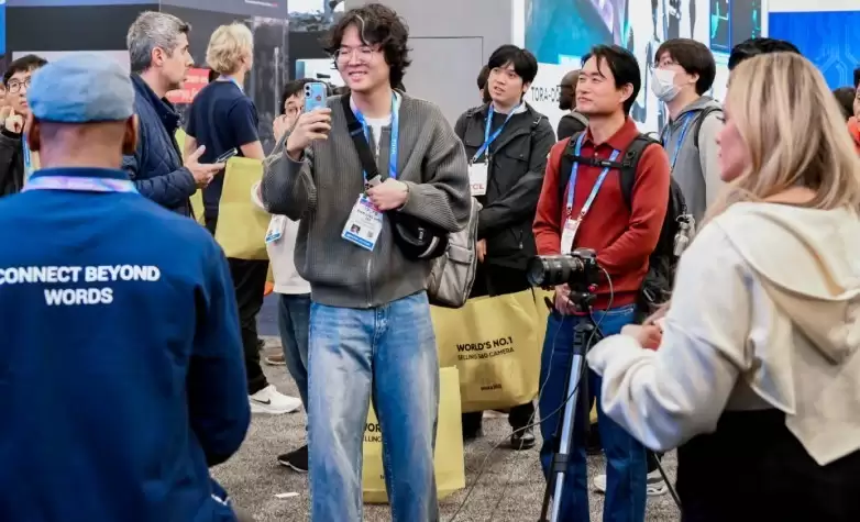 告别“低头看屏”时代,时空壶W4的双技术革命