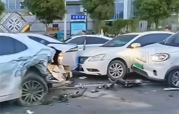 阿维塔失控 南宁市区时速100km/h连撞15台车！官方回应