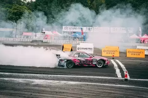 手刹与动力漂移技巧全解析：从入门到进阶的系统训练指南