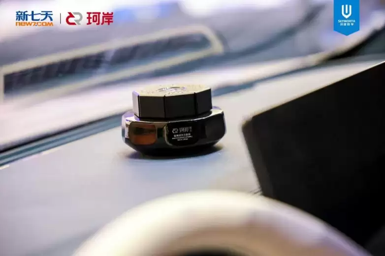 珀岸亮相创维商学院黄宏生《穿越苦难 洞见新生》演讲 跨界创维汽车演绎高端护肤新场景