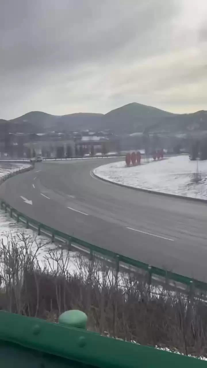 漂移过弯:新一代小米 SU7「卡布里蓝」赛道测试视频曝光