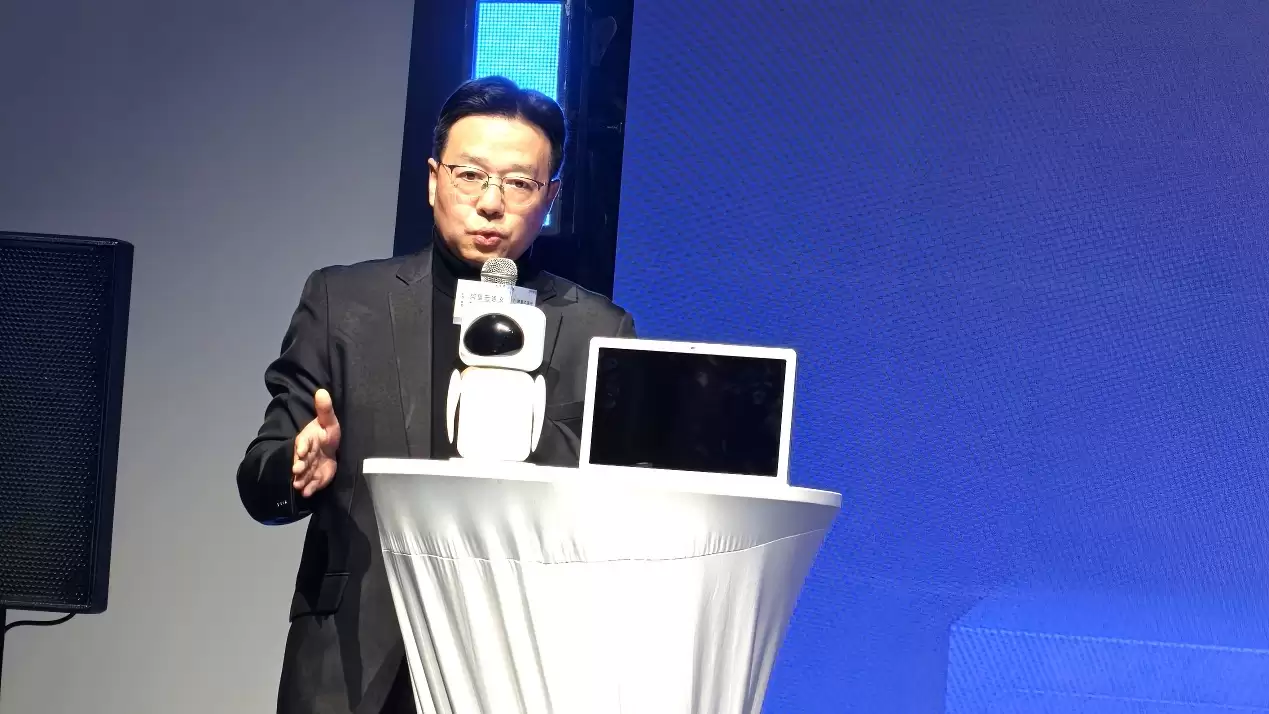 男人手里拿着杯子AI 生成的内容可能不正确。