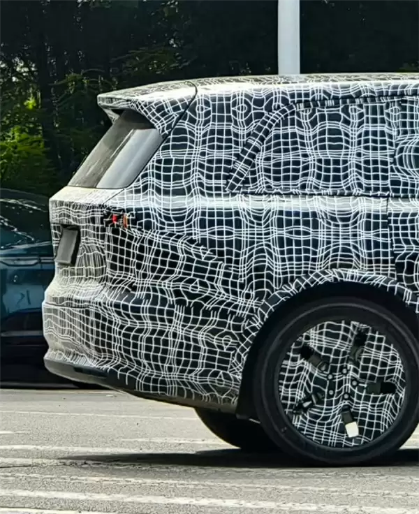 顶配用上73度大电池!博主曝光换代理想L9实车谍照