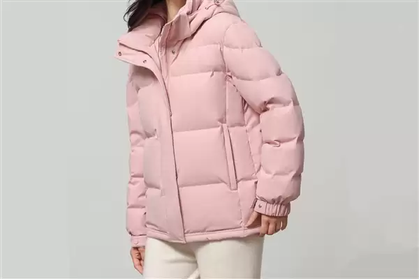 鸭鸭羽绒服回应衣服双标双码：其中一个是设计元素标识