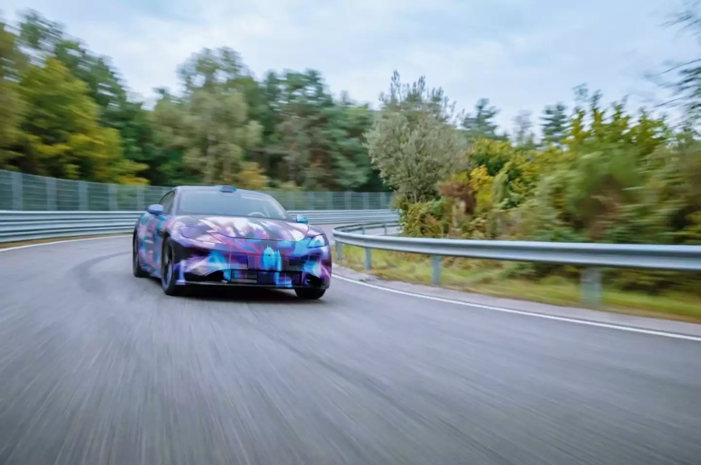 鸿蒙智行尚界 Z7 实车动态视频首曝:溜背造型 + 长车头设计、配半隐藏式门把手