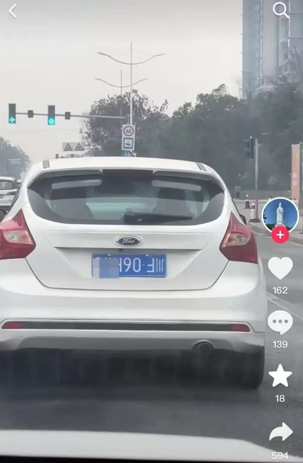 男子开着车牌倒装的汽车上路 交警：罚款200元记3分