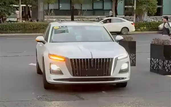 2026款红旗H5实车图流出:撞脸老款H9、内饰全面升级