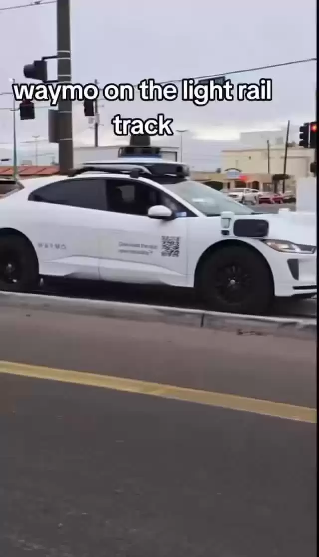 谷歌旗下 Waymo 自动驾驶出租车误入轻轨轨道,乘客“仓皇逃生”