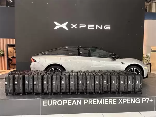 小鹏车展上装了个大的!小鹏P7+塞进33个行李箱惊到欧洲媒体