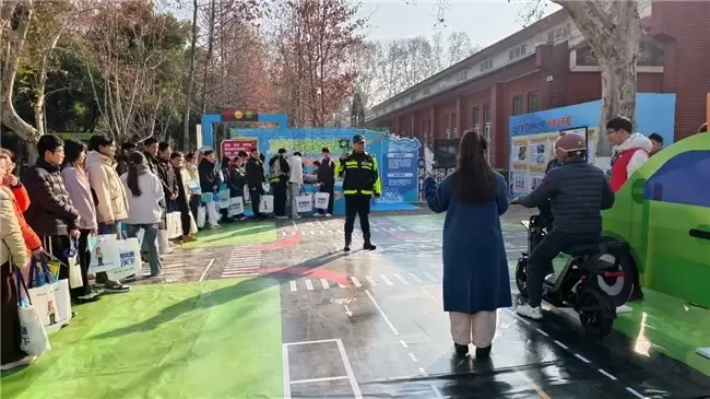 大学生“交通安全”必修课开课了！ 九号联合交警在华中科大教00后安全骑行