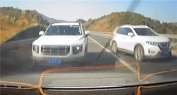 高速上随意变道停车害后方两车追尾：无接触司机也需负全责！