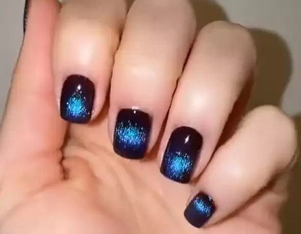 Apple Watch充电器成美甲神器:内置磁铁使指甲油金属颗粒偏移