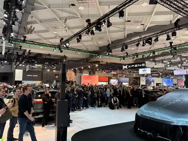 小鹏车展上装了个大的!小鹏P7+塞进33个行李箱惊到欧洲媒体