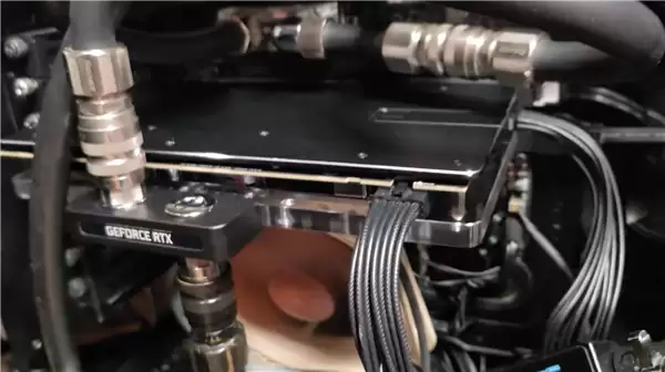 硬核魔改!手搓双12V-2x6接口RTX 5090:成功实现负载均衡