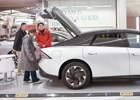 2025年中国汽车产销量突破3400万 新能源车占比超半数